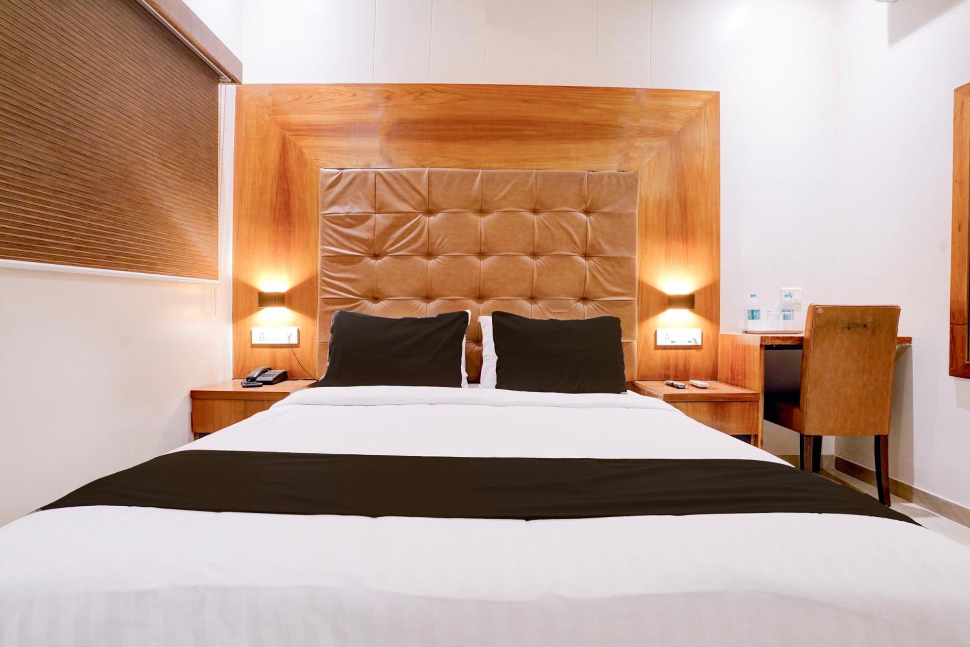 Super Townhouse Oak Times Square Le Western Мумбай Екстериор снимка