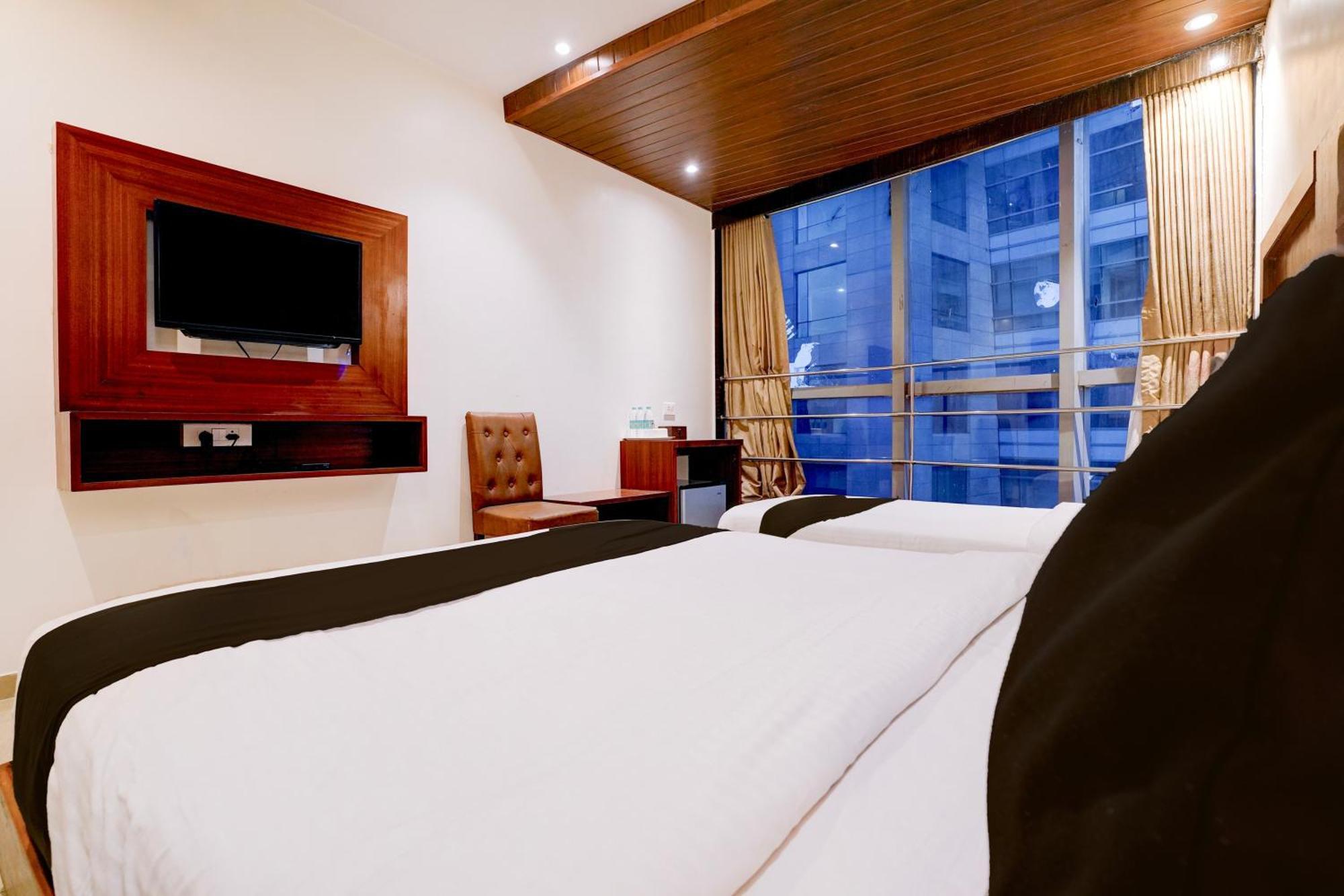 Super Townhouse Oak Times Square Le Western Мумбай Екстериор снимка