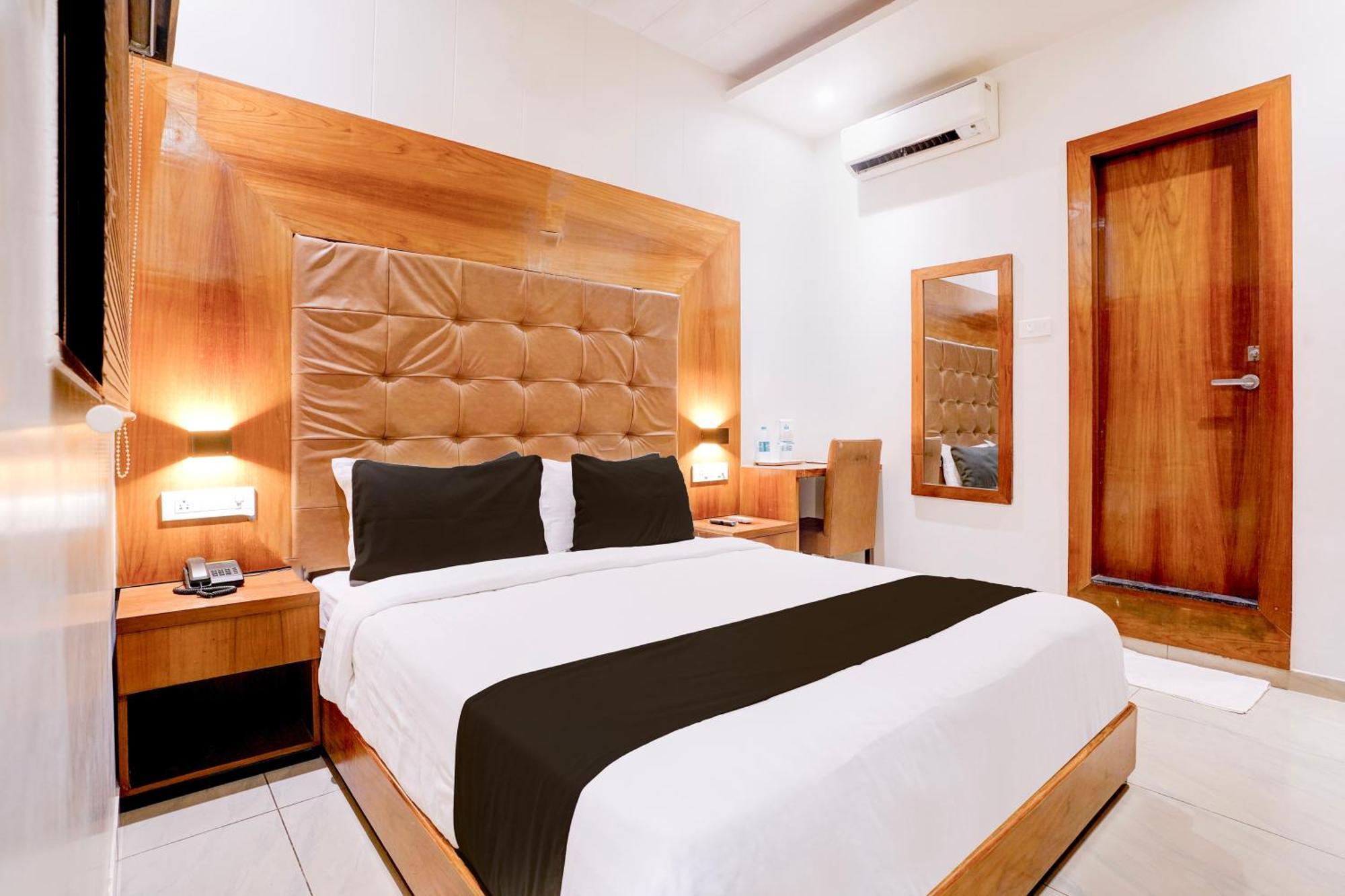 Super Townhouse Oak Times Square Le Western Мумбай Екстериор снимка