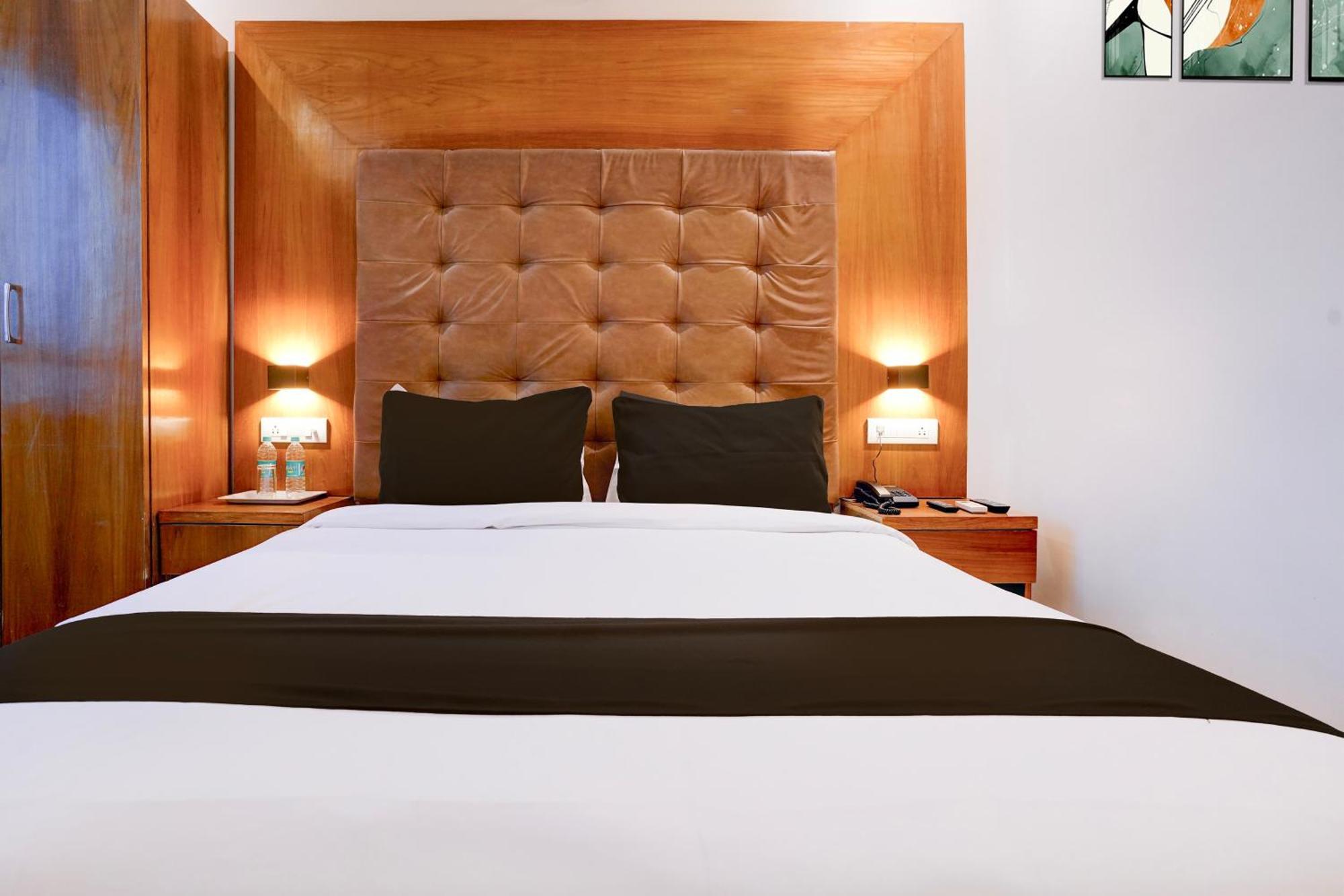Super Townhouse Oak Times Square Le Western Мумбай Екстериор снимка