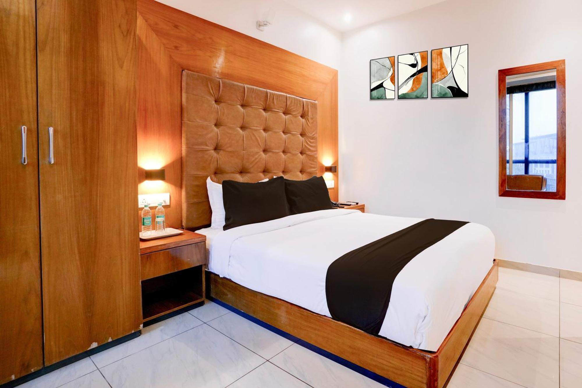 Super Townhouse Oak Times Square Le Western Мумбай Екстериор снимка