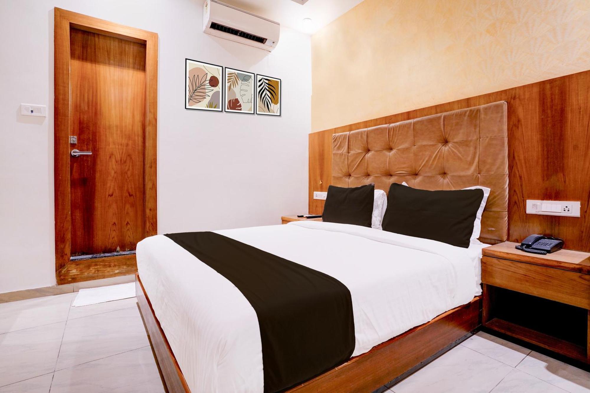 Super Townhouse Oak Times Square Le Western Мумбай Екстериор снимка