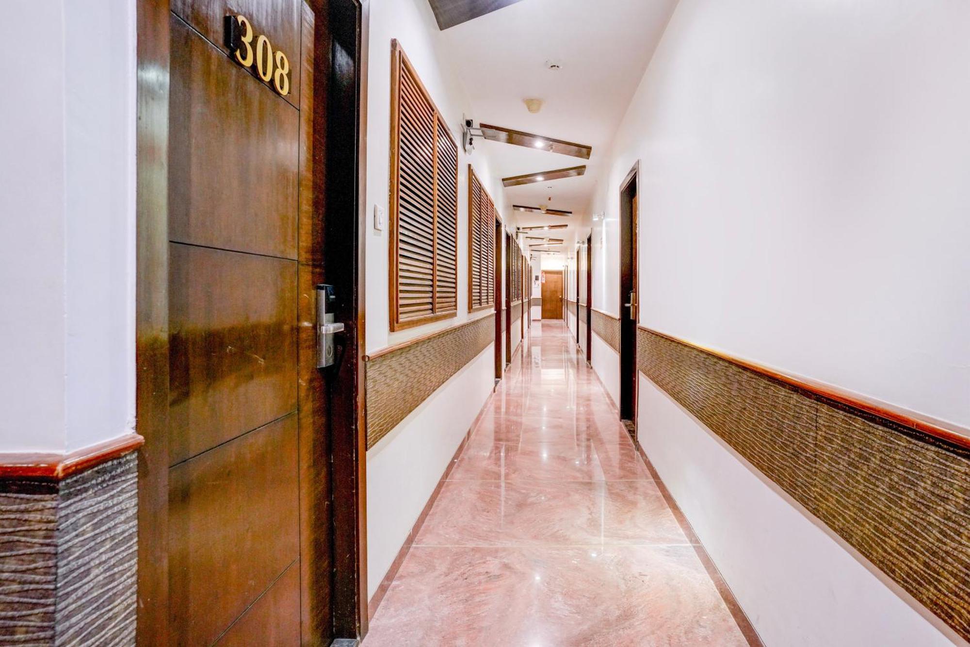 Super Townhouse Oak Times Square Le Western Мумбай Екстериор снимка