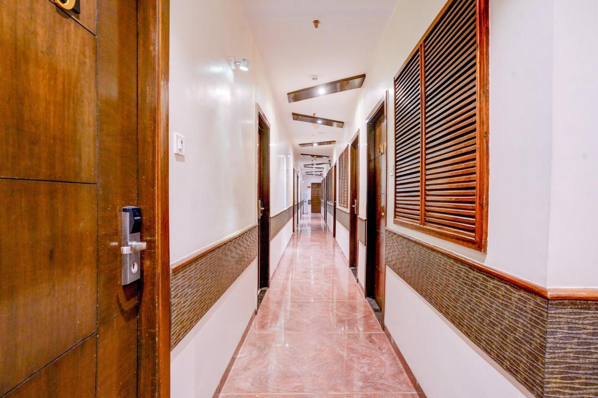 Super Townhouse Oak Times Square Le Western Мумбай Екстериор снимка