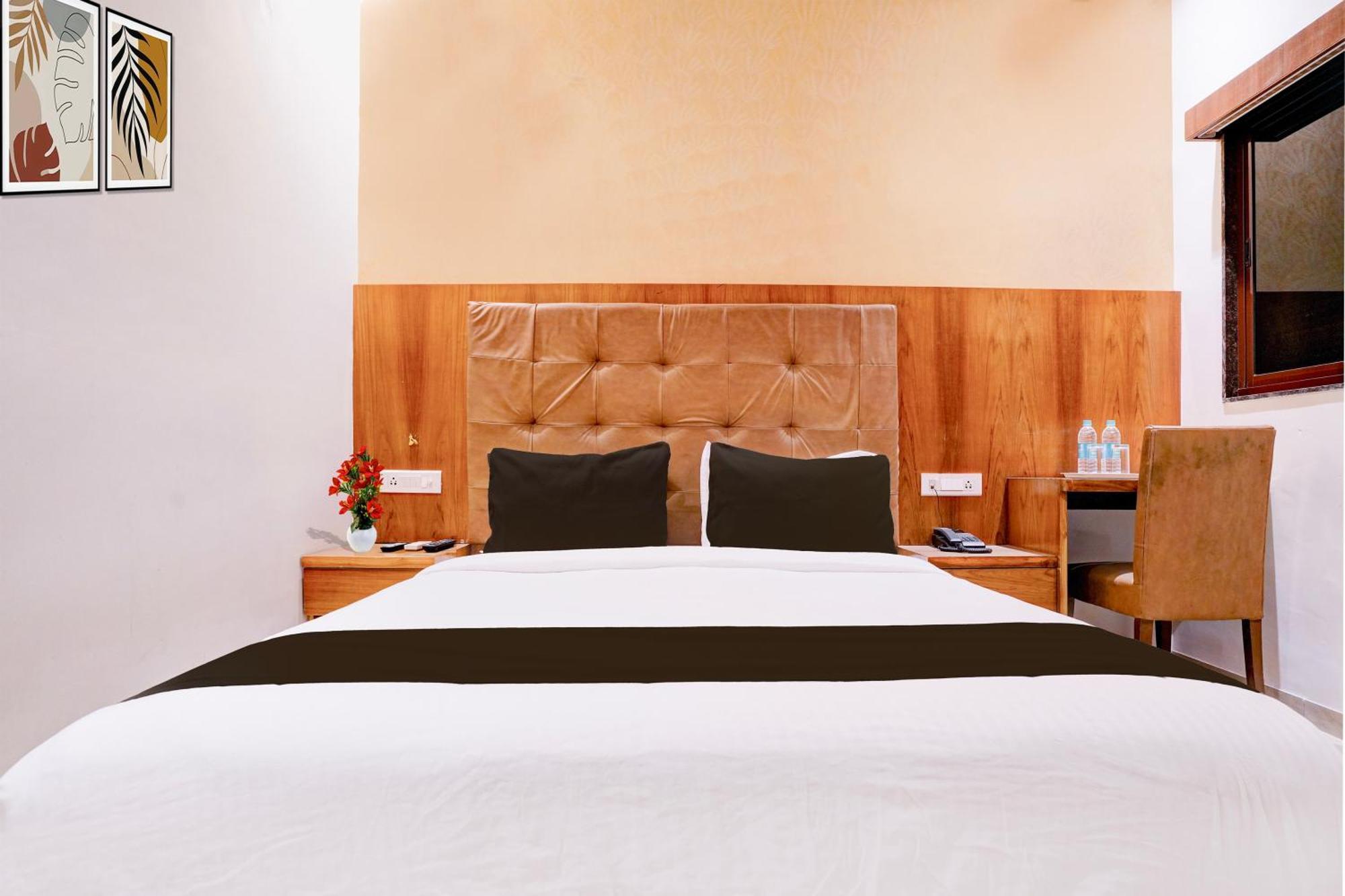 Super Townhouse Oak Times Square Le Western Мумбай Екстериор снимка