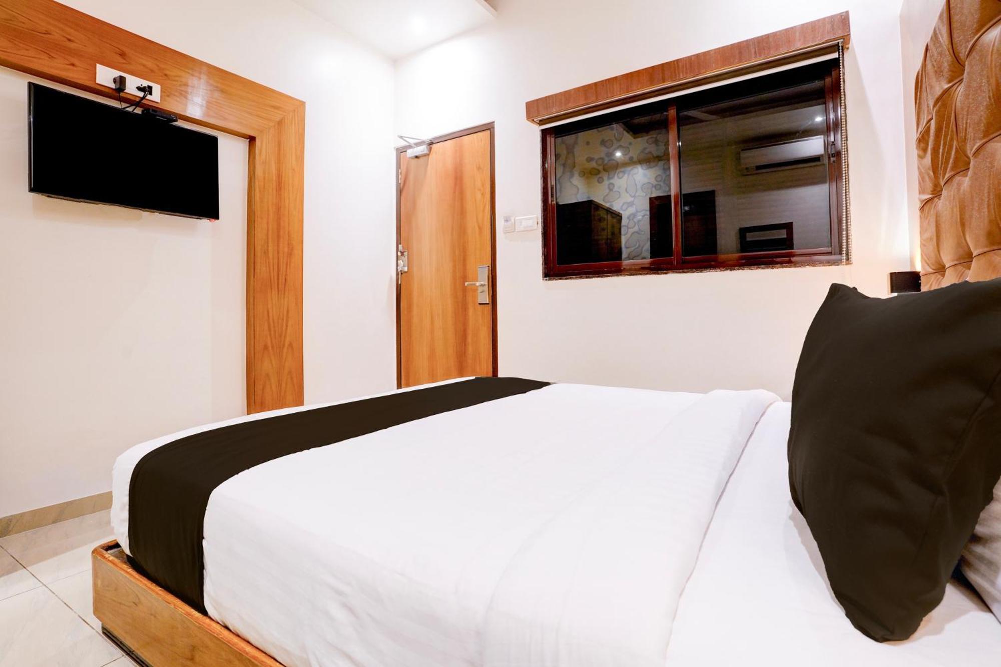 Super Townhouse Oak Times Square Le Western Мумбай Екстериор снимка