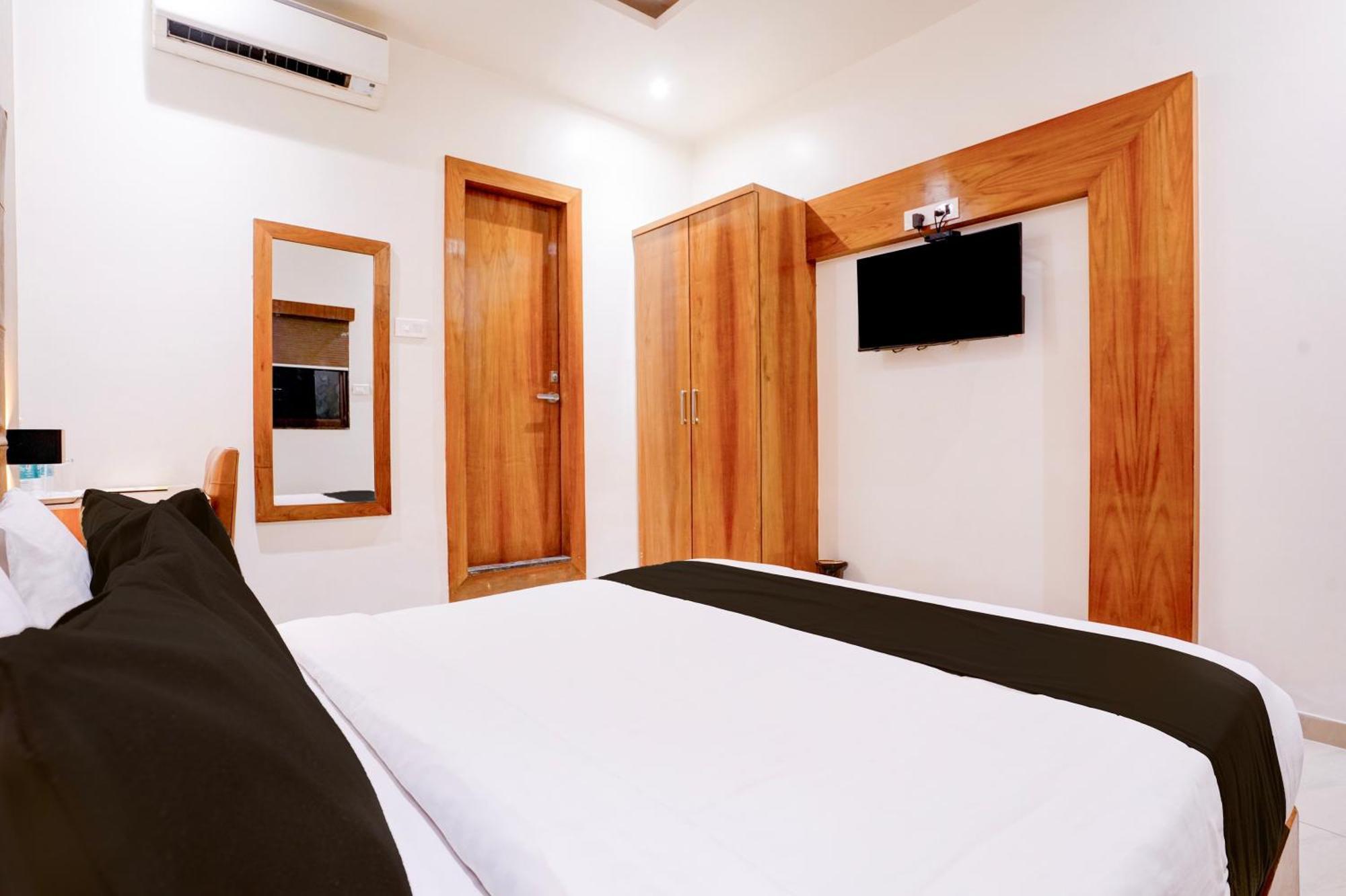 Super Townhouse Oak Times Square Le Western Мумбай Екстериор снимка