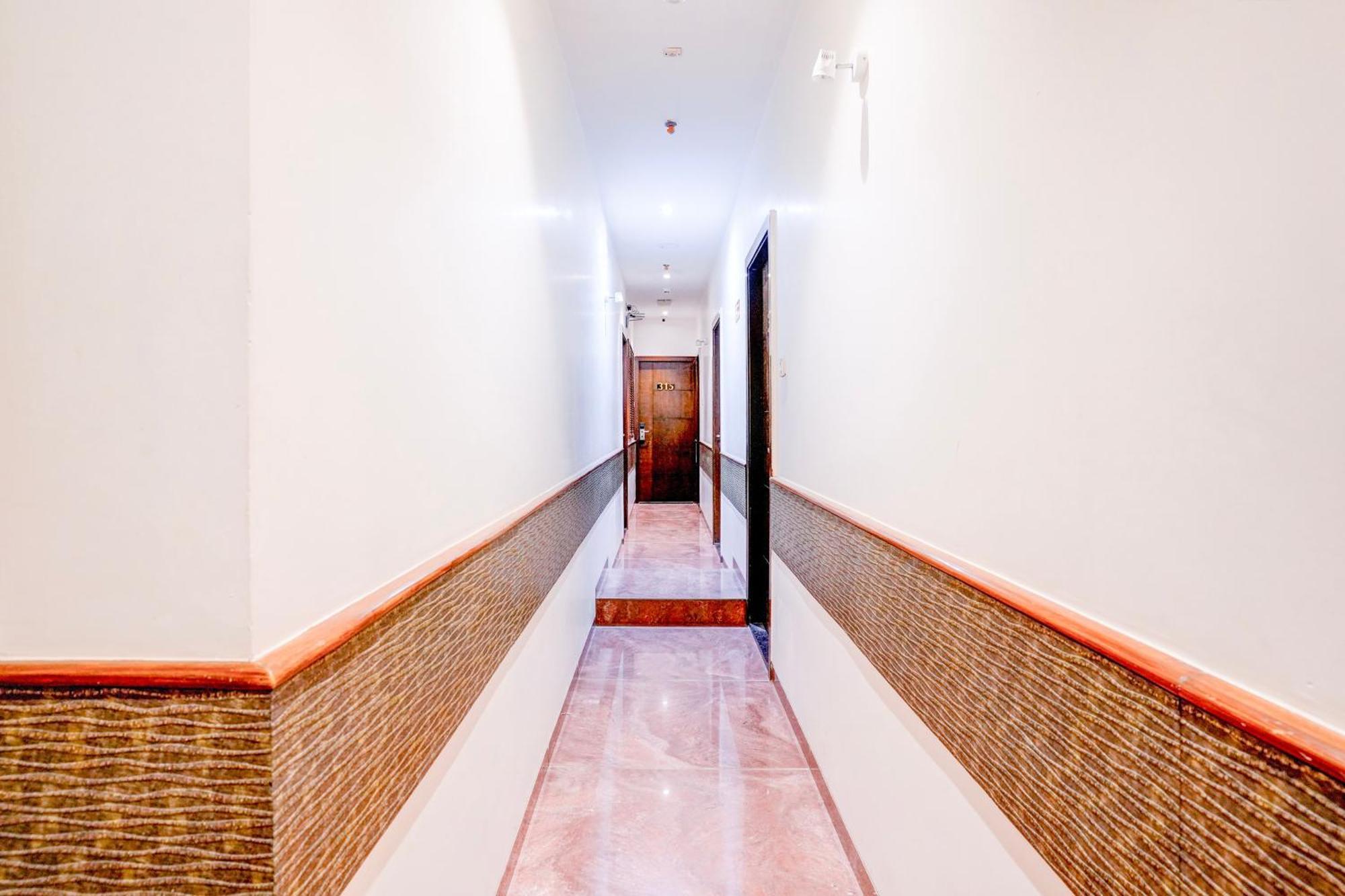 Super Townhouse Oak Times Square Le Western Мумбай Екстериор снимка