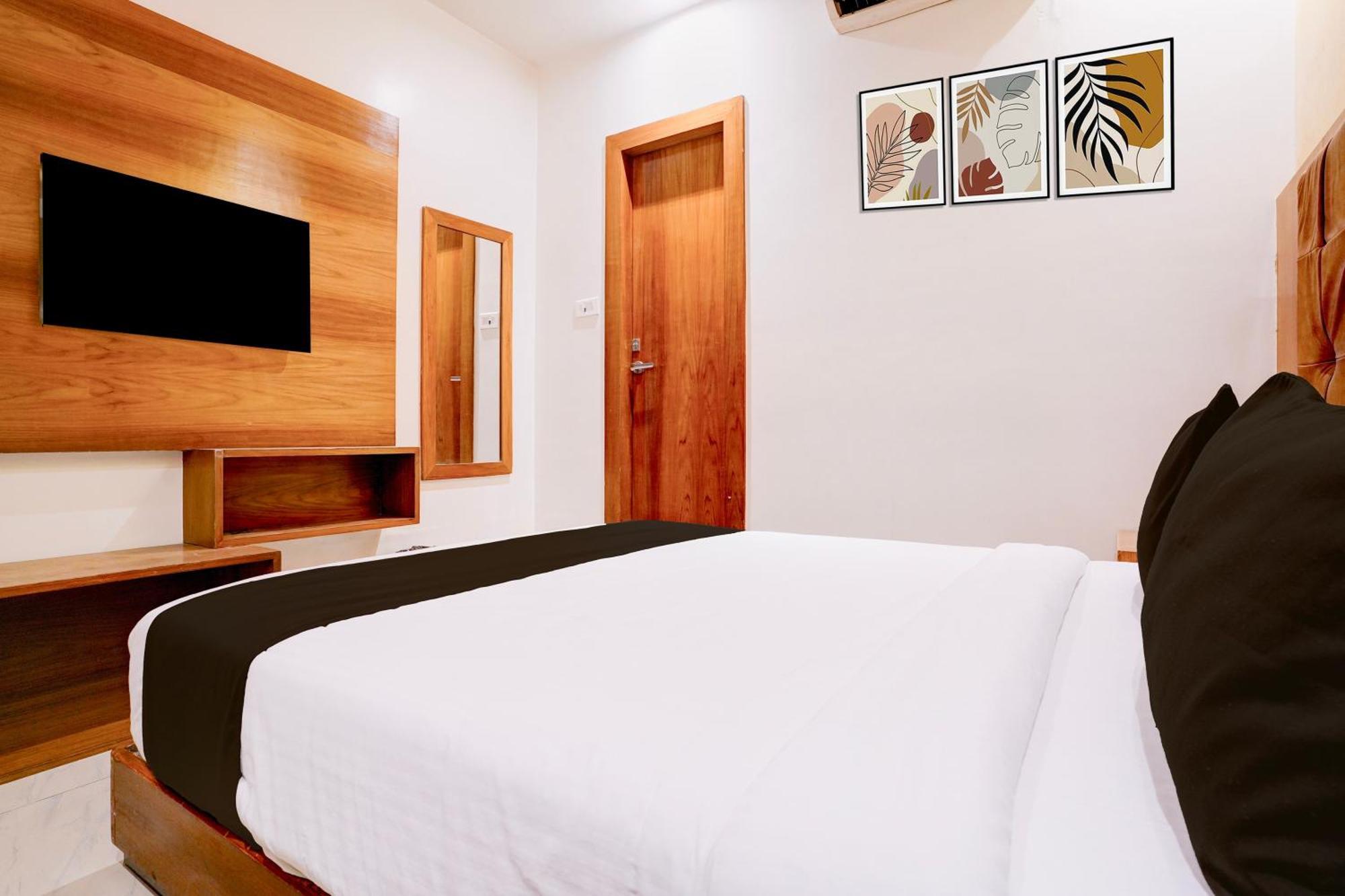 Super Townhouse Oak Times Square Le Western Мумбай Екстериор снимка