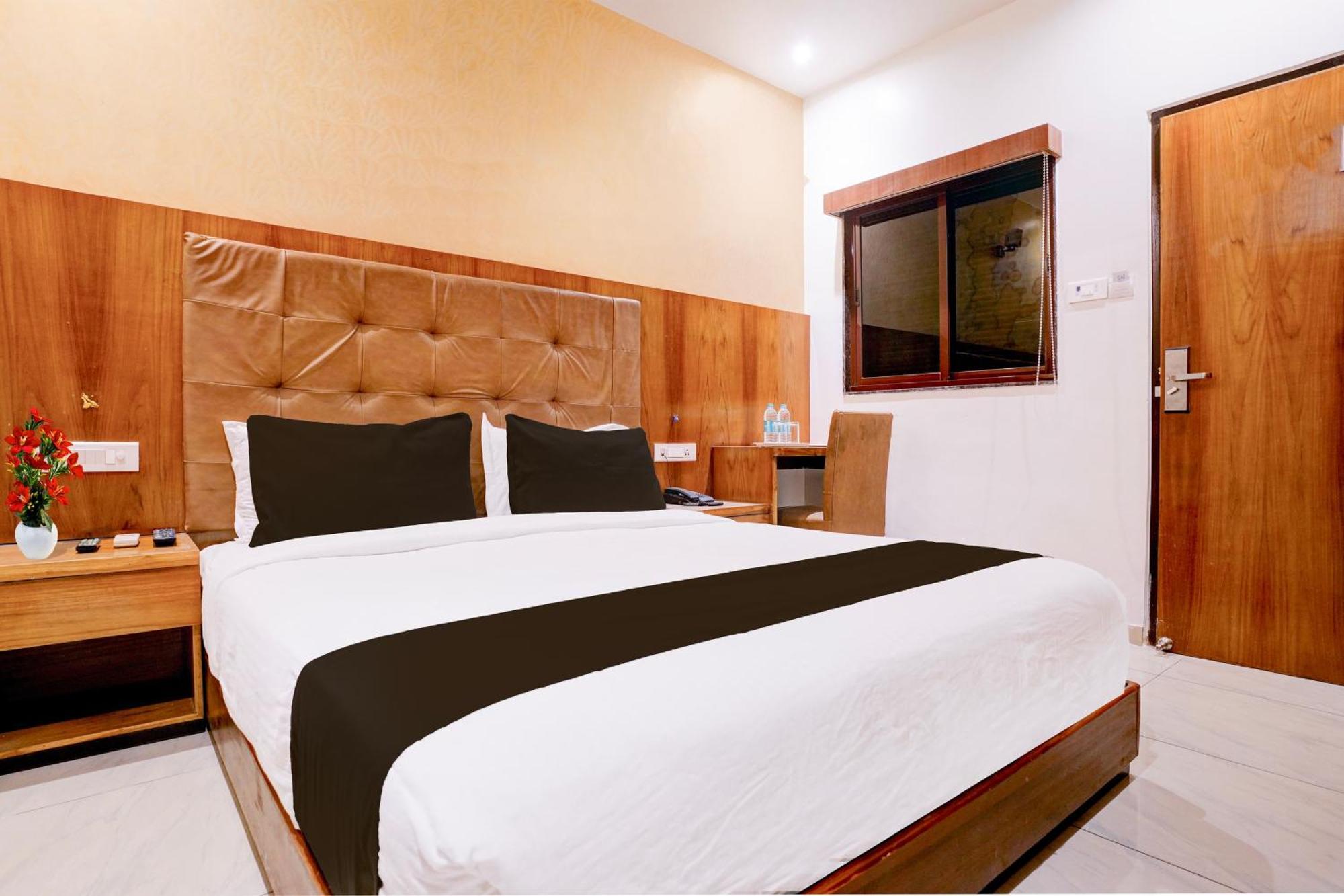 Super Townhouse Oak Times Square Le Western Мумбай Екстериор снимка