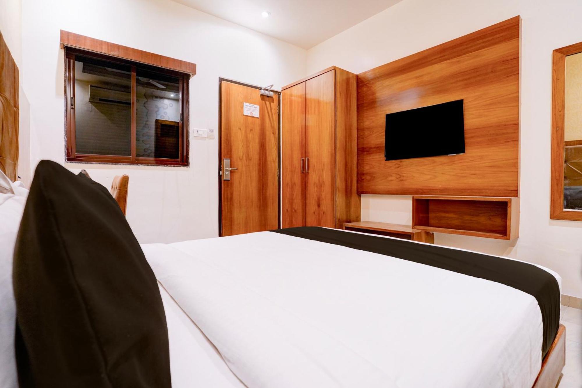 Super Townhouse Oak Times Square Le Western Мумбай Екстериор снимка