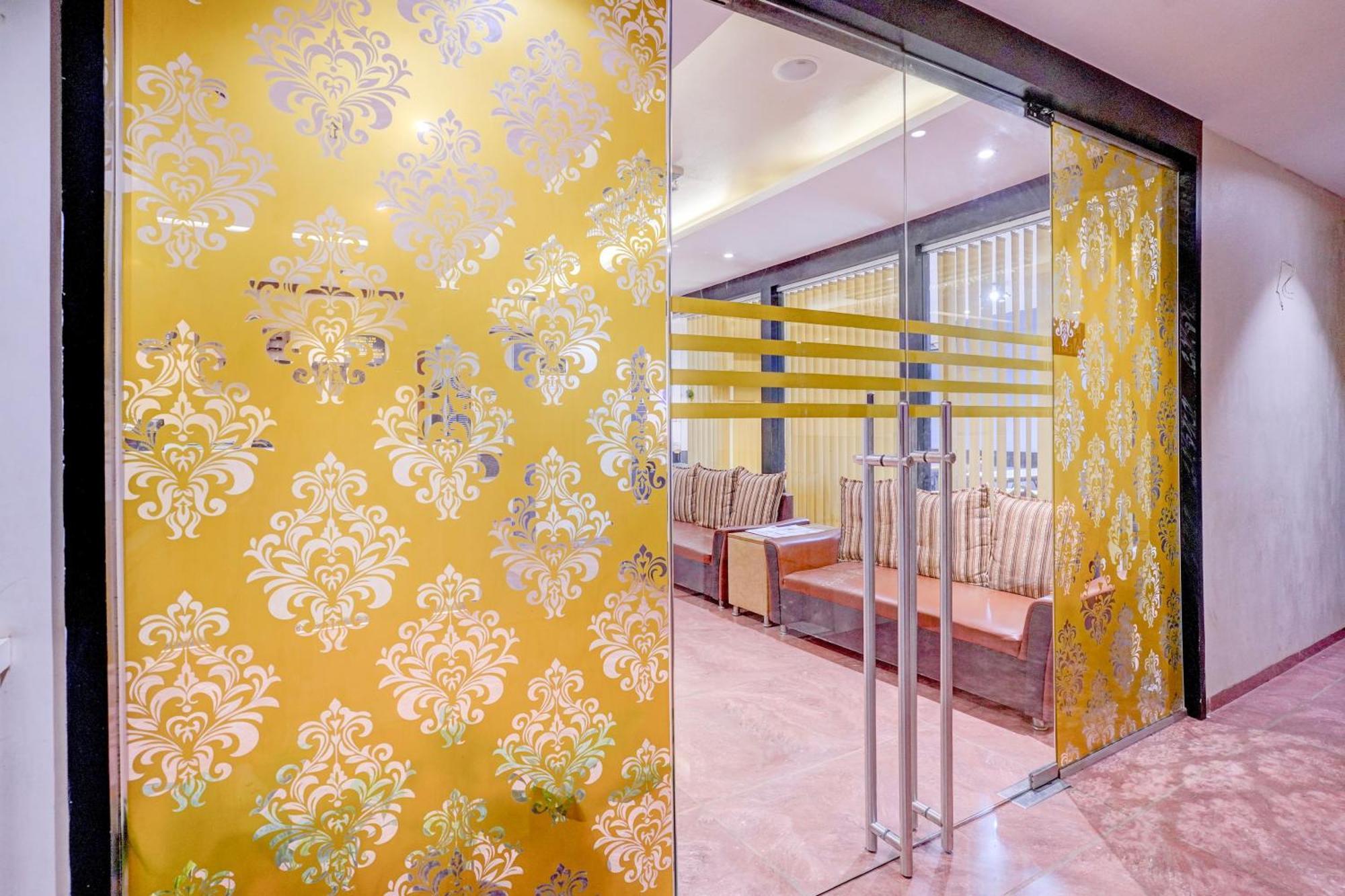 Super Townhouse Oak Times Square Le Western Мумбай Екстериор снимка