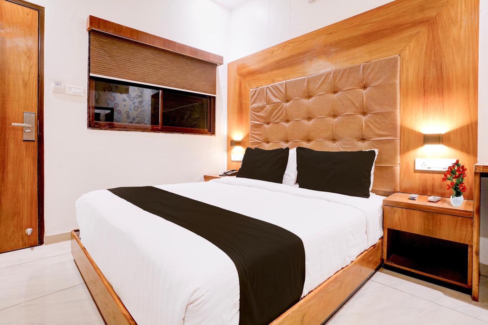 Super Townhouse Oak Times Square Le Western Мумбай Екстериор снимка