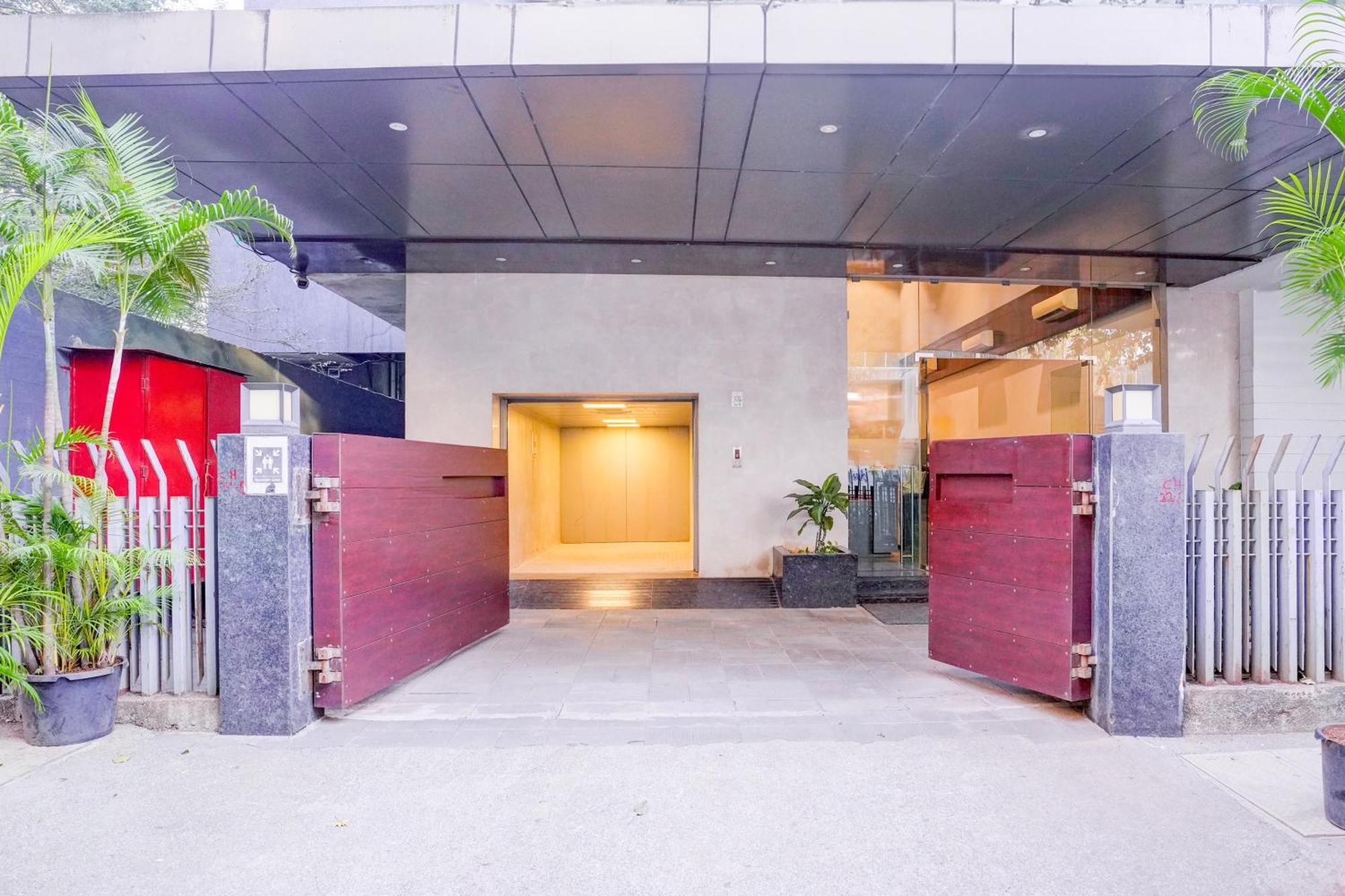Super Townhouse Oak Times Square Le Western Мумбай Екстериор снимка