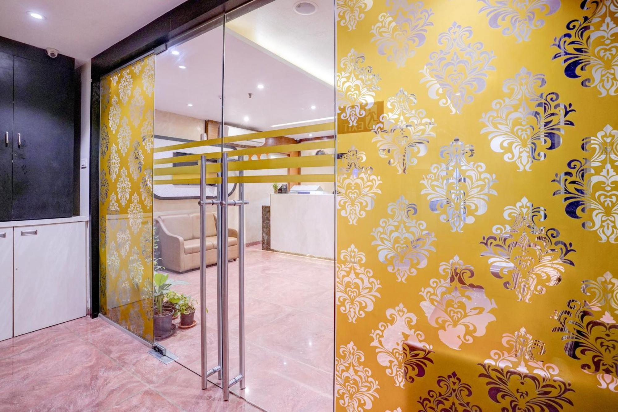 Super Townhouse Oak Times Square Le Western Мумбай Екстериор снимка