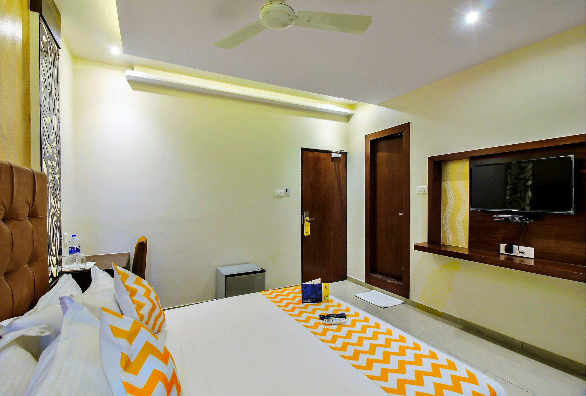 Super Townhouse Oak Times Square Le Western Мумбай Екстериор снимка