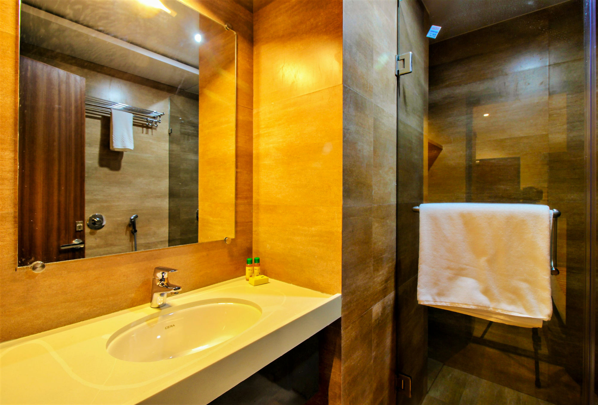 Super Townhouse Oak Times Square Le Western Мумбай Екстериор снимка