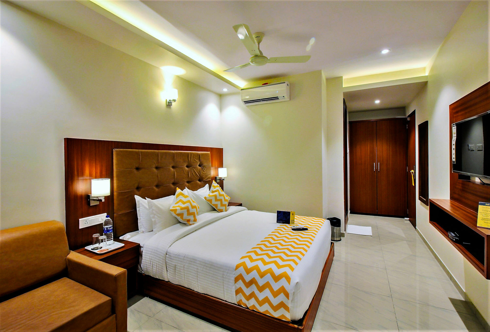 Super Townhouse Oak Times Square Le Western Мумбай Екстериор снимка