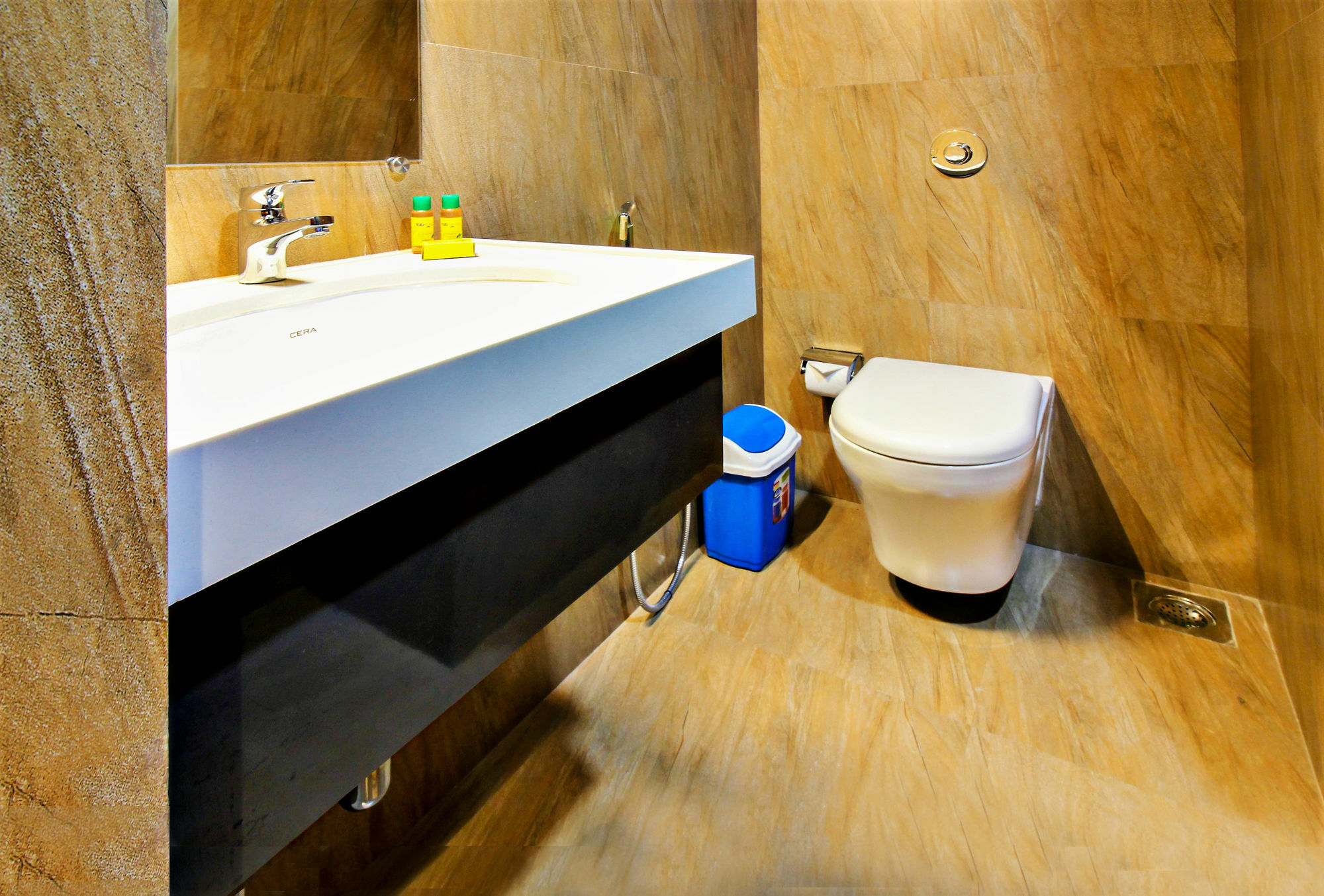Super Townhouse Oak Times Square Le Western Мумбай Екстериор снимка