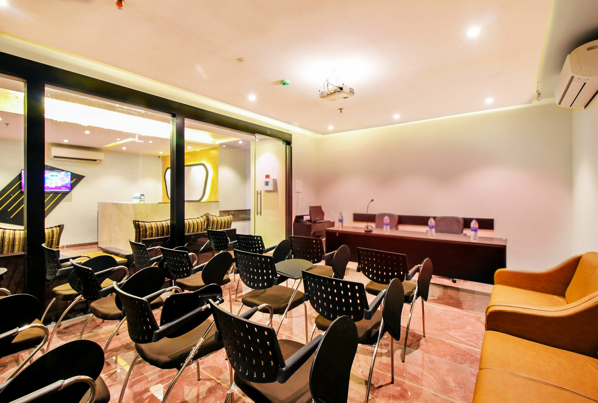 Super Townhouse Oak Times Square Le Western Мумбай Екстериор снимка