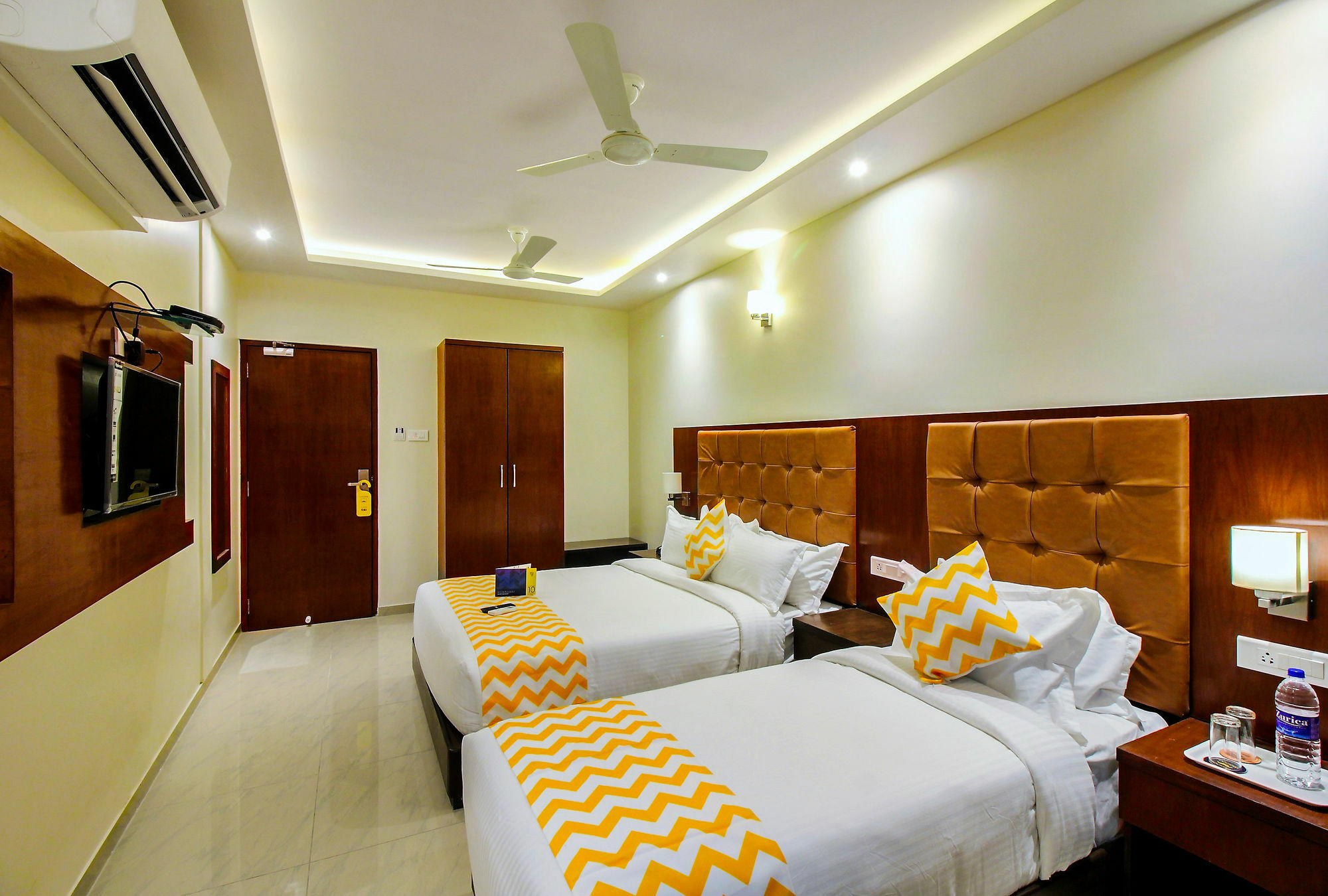 Super Townhouse Oak Times Square Le Western Мумбай Екстериор снимка