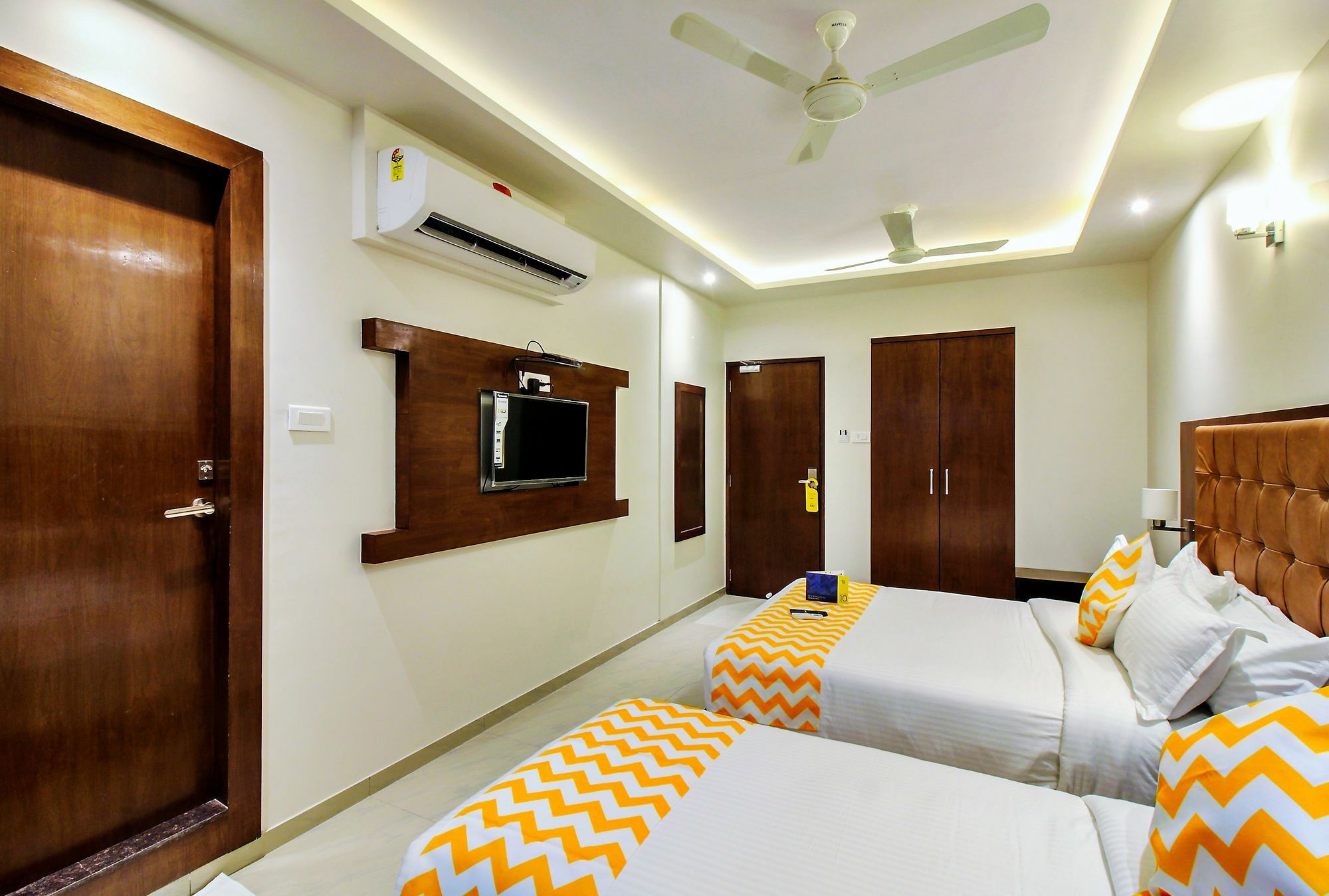 Super Townhouse Oak Times Square Le Western Мумбай Екстериор снимка